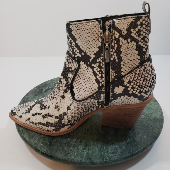 KAANAS~Size 6M~White/Black Molinara Snake Bootie. - Picture 1 of 12